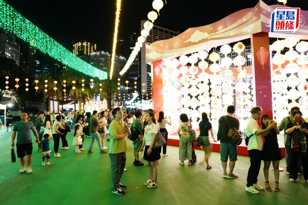 維園舉辦乙巳年中秋綵燈會，吸引不少市民入場觀賞。汪旭峰攝