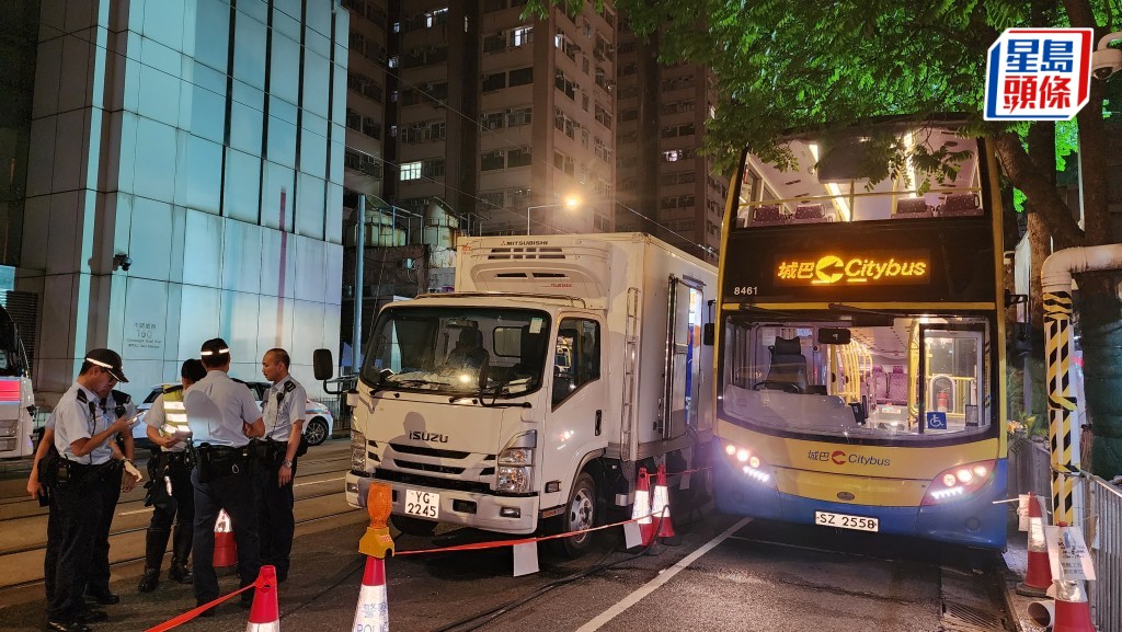 德輔道西渠務工程期間道路收窄，兩巴士途經撞樹爆玻璃，男乘客遭碎片割傷。黎志偉攝