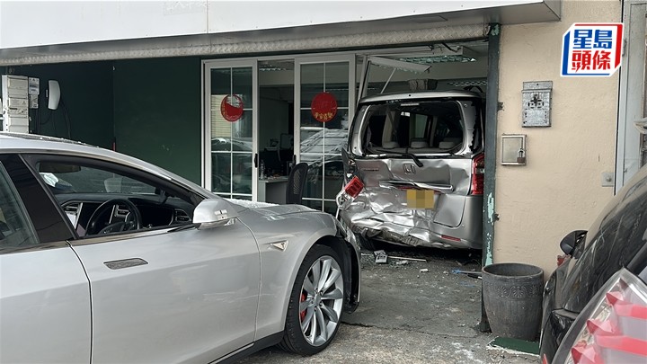 Tesla推撞七人車剷入地產舖。劉漢權攝