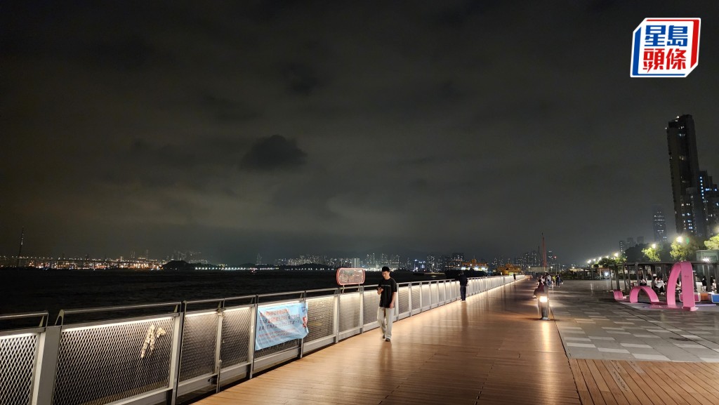 堅尼地城卑路乍灣海濱長廊女子疑失足墮海　獲救後拒絕送院。黎志偉攝