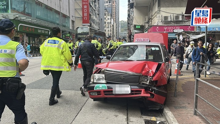 的士失控撞欄，將過路婦人夾困於車身與鐵欄之間。劉漢權攝