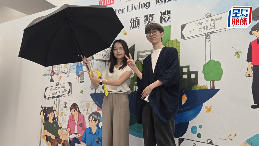 何文巧（左）及葉浚熙（右）設計的長傘利用扶手環作手柄。高俊謙攝