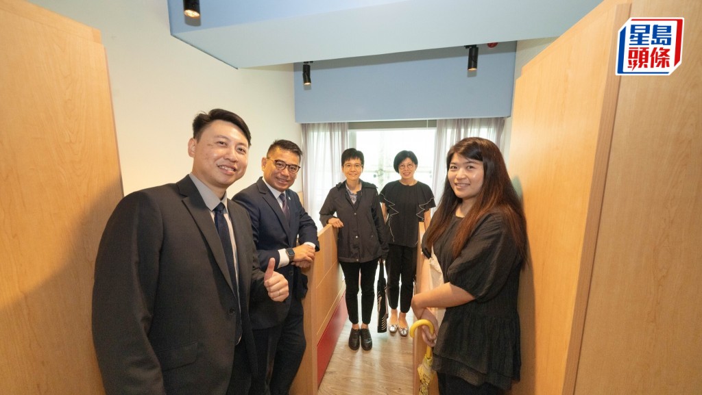演艺学院代表参观宿舍示范单位、公共空间及配套设施。演艺学院提供