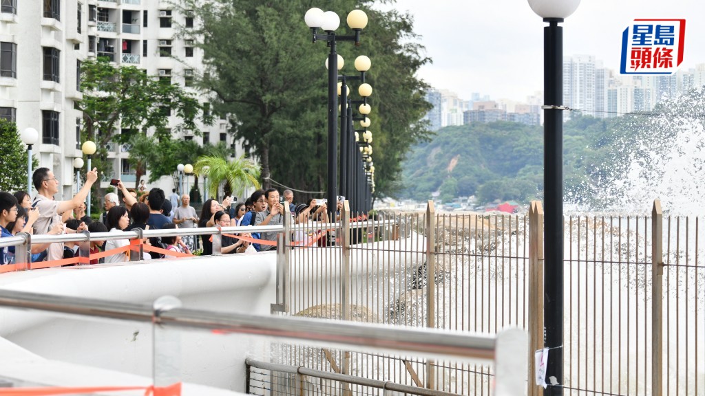 杏花邨巨浪拍岸，市民在圍牆後觀浪拍照，好不熱鬧。盧江球攝