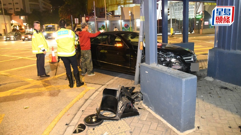 柴湾私家车失控铲上行人路，并撞毁交通灯及路版等。