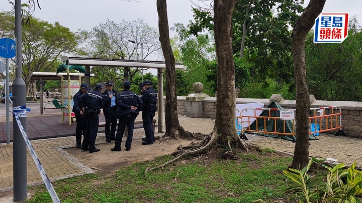 男子墮明渠死亡,警方調查事件。梁國峰攝