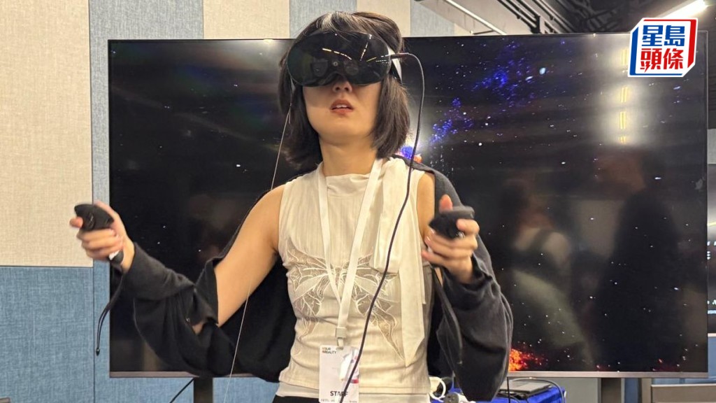 參觀者透過戴上MR頭戴式裝置，體驗作品。張駿宏攝 