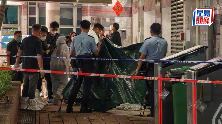 八旬翁墮樓亡，其妻子伏屍單位內，警方在場調查。蔡楚輝攝