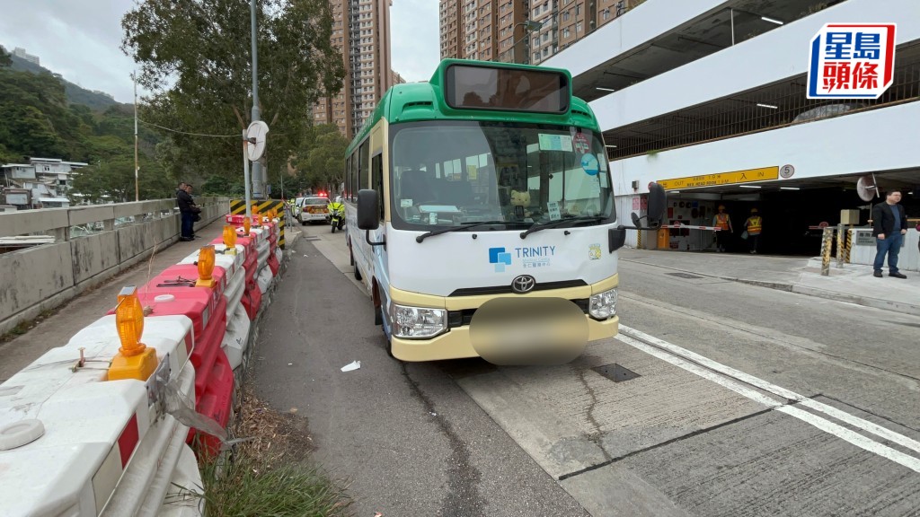 薄扶林道綠van越線 過路老婦捱撞重創不治 地面遺血路