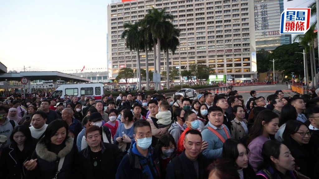 尖沙咀海傍逼滿人，有市民選擇到附近有海景的餐廳觀賞煙花。劉駿軒攝