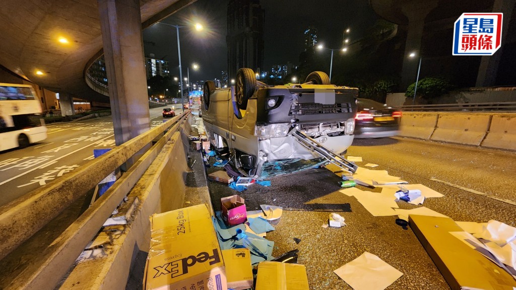 客貨車四輪朝天停在慢線上。黎志偉攝
