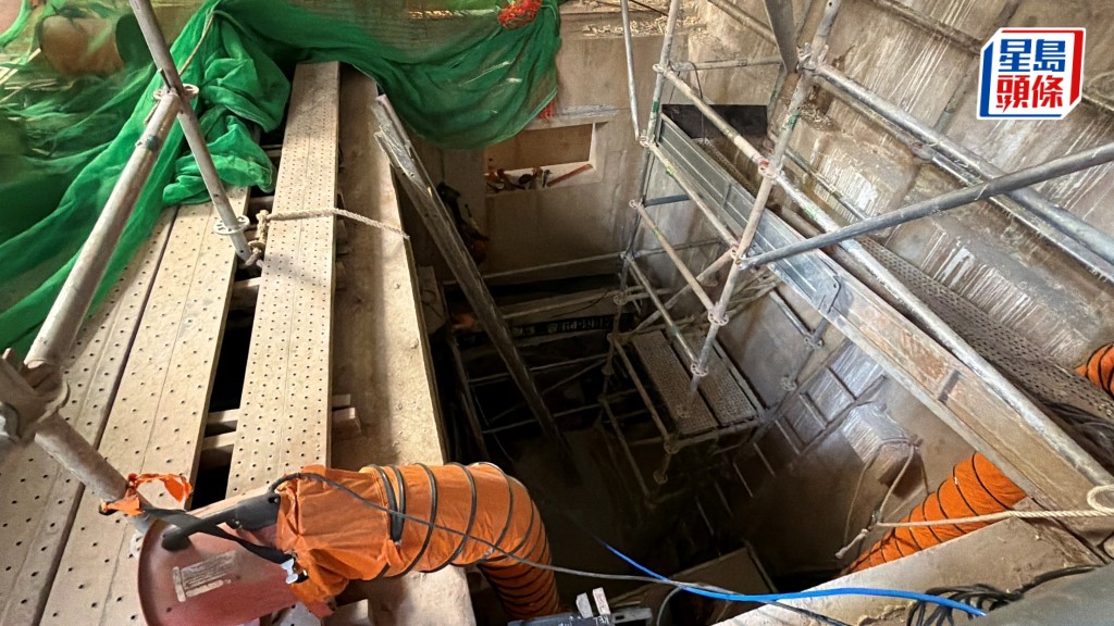 男工人在污水井工作期間暈倒昏迷。梁國峰攝