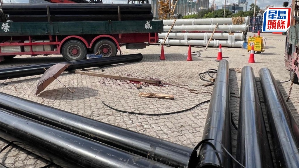 死者案发日于货物装卸区内遭松脱的钢管击中头部后死亡，现场事后遗下血迹。