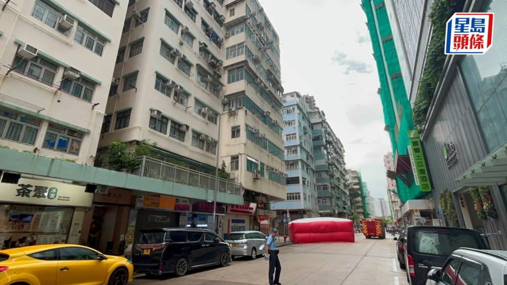 男子天台企跳，消防開氣墊戒備。楊偉亨攝