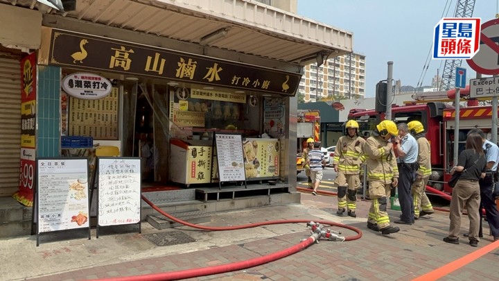 食肆火警，消防員到場將火救熄。楊偉亨攝