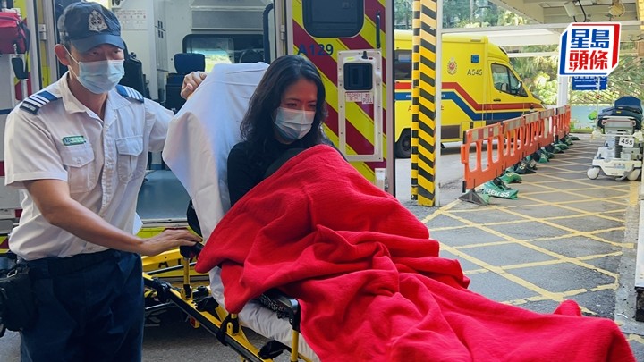 女傷者由救護車送院。林思明攝
