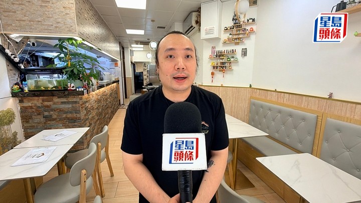 咖啡店負責人張先生指因為停水無法做生意，損失慘重。梁國峰攝