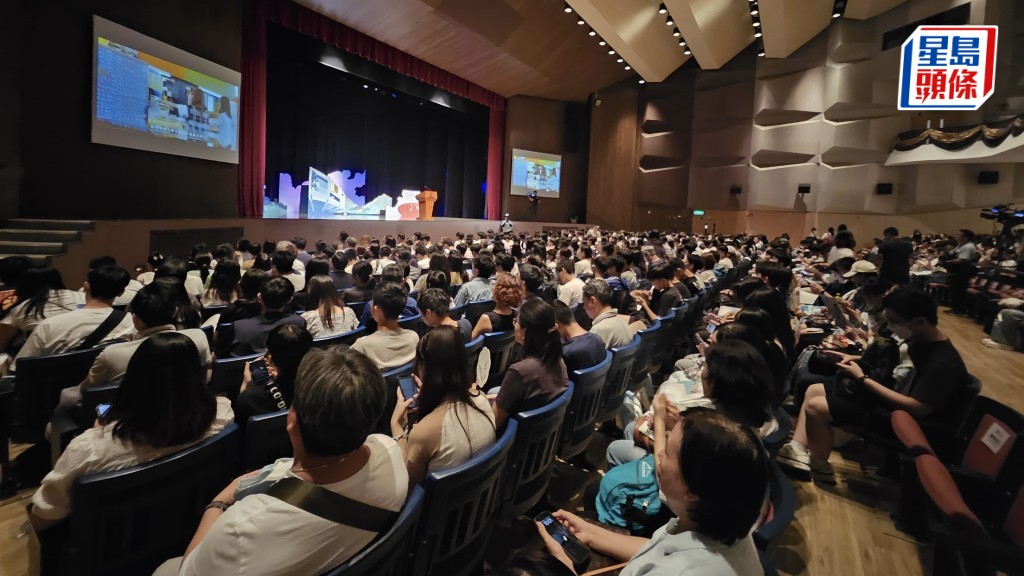 數百人出席「聯招申請入學講座：與中大人對談」，不少人是中學生和家長。陳嘉婉攝