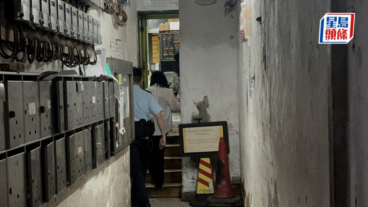 警員帶同女子登樓調查。梁國峰攝
