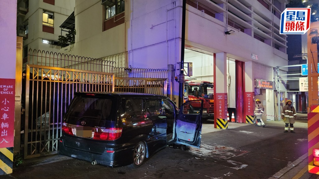七人車失控撞向油麻地消防局側閘。黎志偉攝