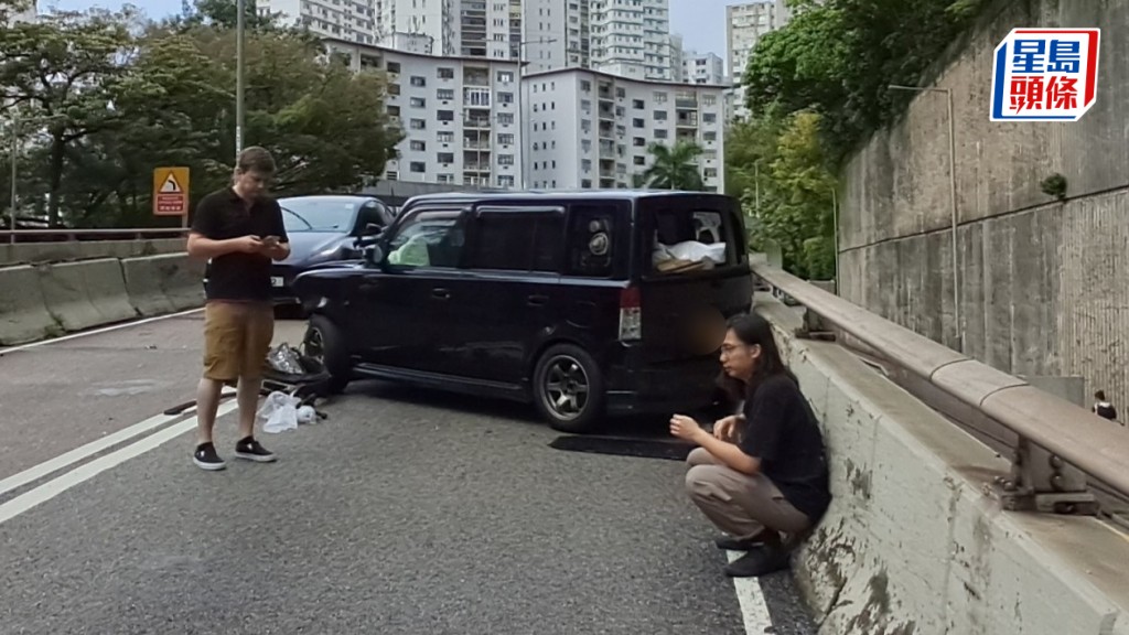 私家車失控自炒撞壆,司機(圖右)輕傷。林思明攝