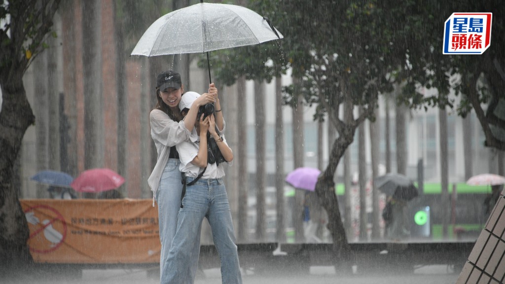 天文台在中午12時35分發出黃色暴雨警告信號。