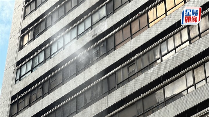 商廈單位冒煙。劉漢權攝