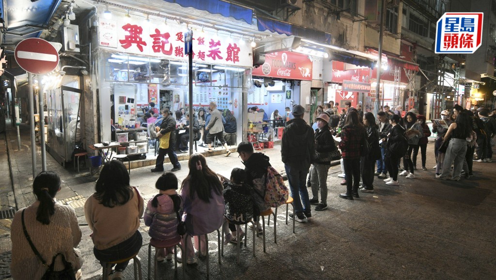 近日天氣轉冷,煲仔飯店大排長龍 本地市民和遊客各佔一半