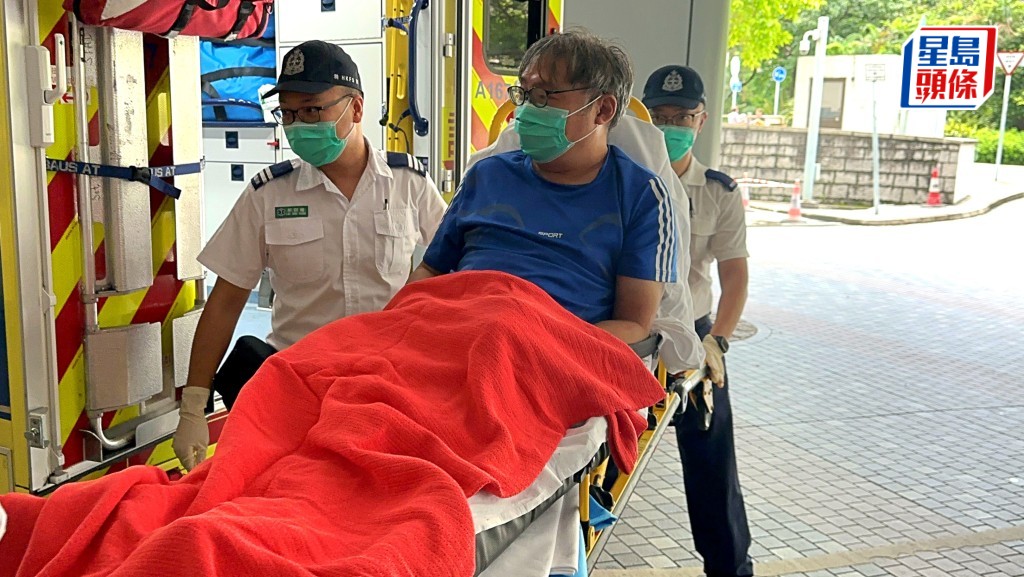 工人脚伤清醒送院。梁国峰摄