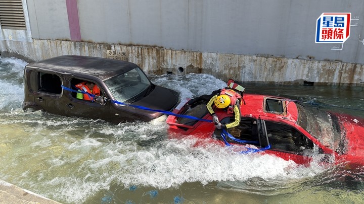消防處即場進行水域救援示範。梁國峰攝