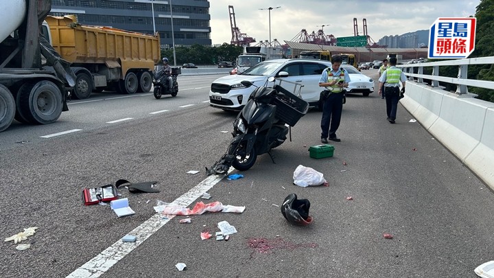 意外後有熱心司機施援，將私家車停泊在電單車後方，以防其他車輛撞上。蔡楚輝攝