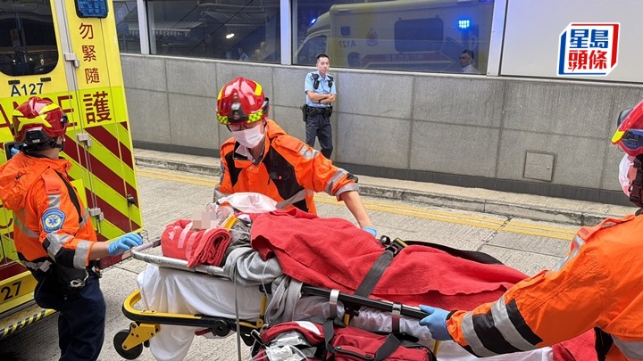 墮樓老翁獲救送院。梁國峰攝