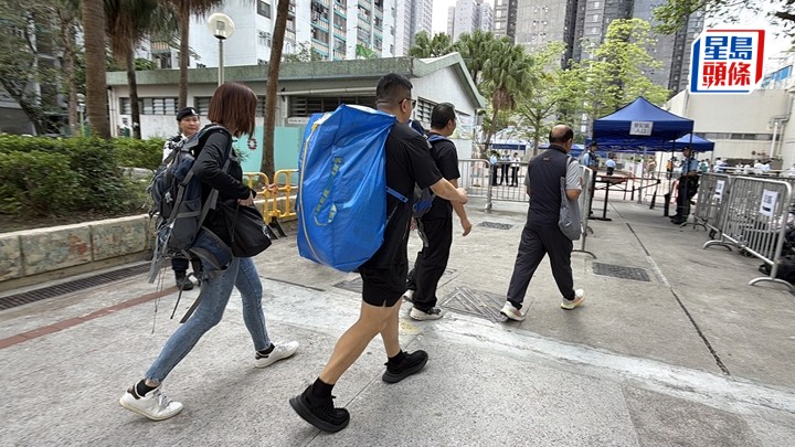 宏福苑居民繼續分批上樓執拾個人物品。梁國峰攝