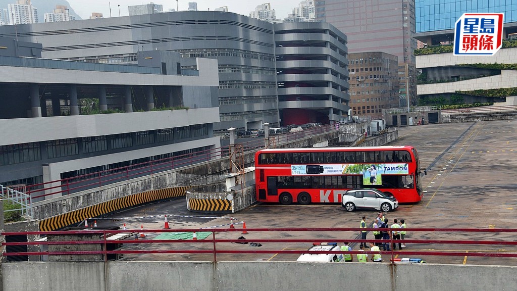 九巴車長羅育權疑在車廠天台被同事泊車時撞斃。資料圖片