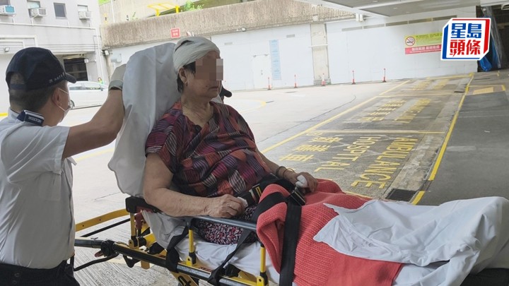 女住户头部受伤，由救护车送院。蔡楚辉摄