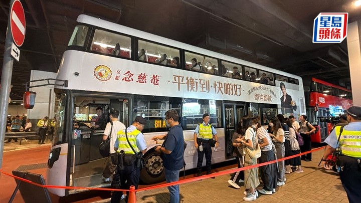 在元朗形點，200人登巴士參與演練，測試交通配套。梁國峰攝