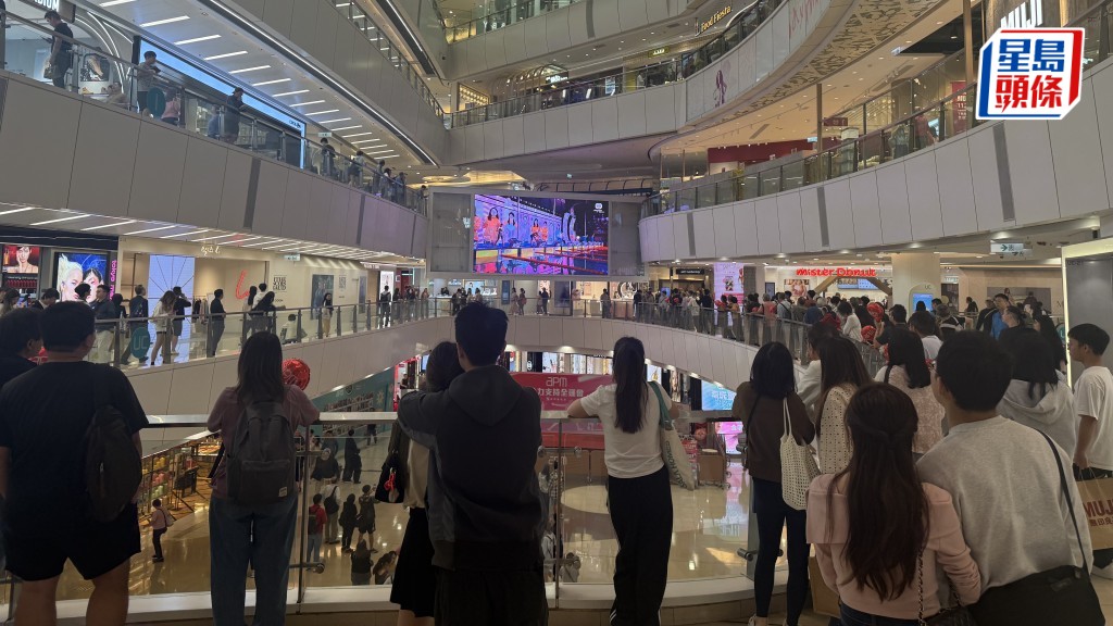 全運會︱商場直播何詩蓓勇奪「第二金」  市民大讚「叻女」為港爭光。