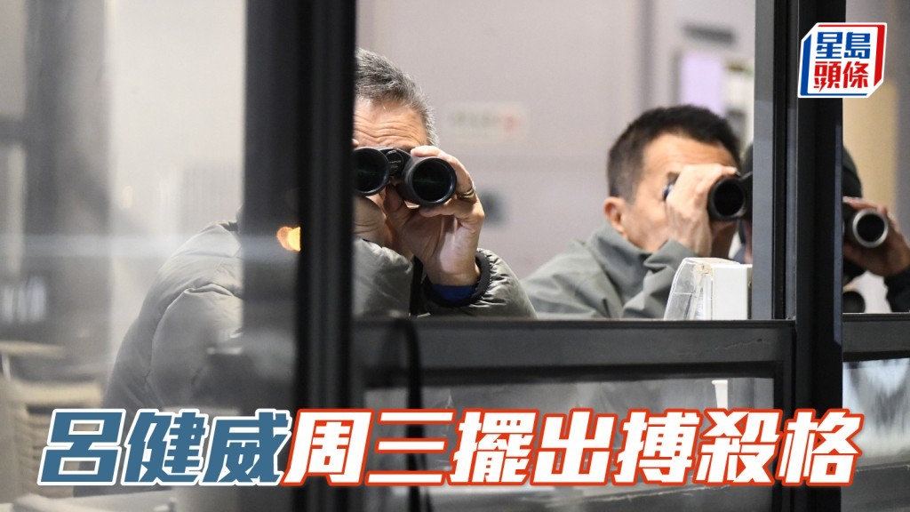 呂健威 (左) 今早倉主如常天未光已在沙田馬場督操，多匹周三谷戰有程馬均有出試，擺出搏殺格。