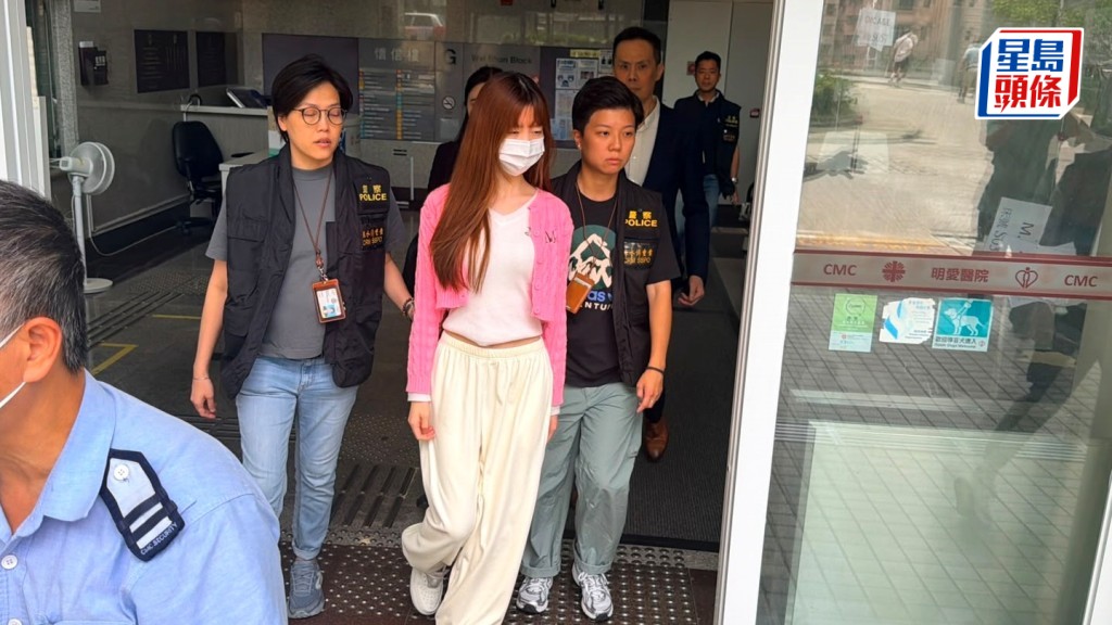 實習女醫生在明愛醫院搜證後，在探員陪同下離開醫院。梁國峰攝