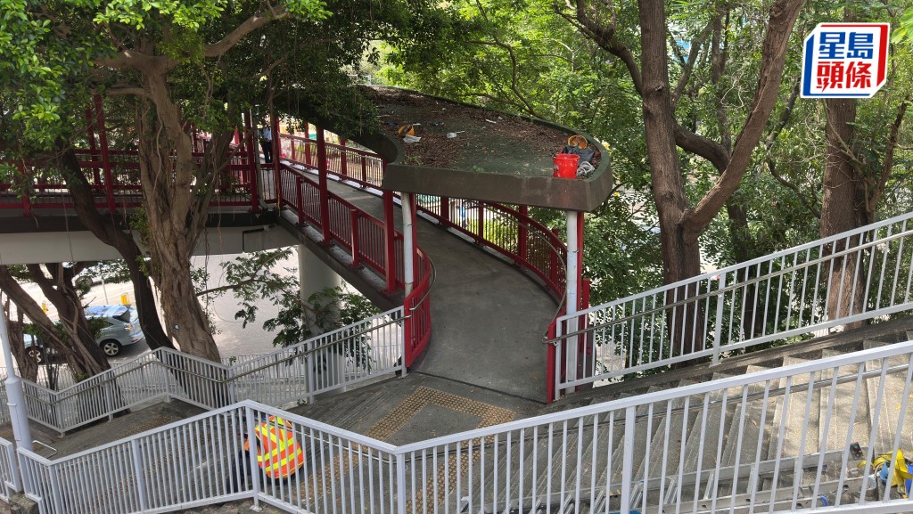 工人在天橋頂清理樹葉時暈倒昏迷送院。梁國峰攝