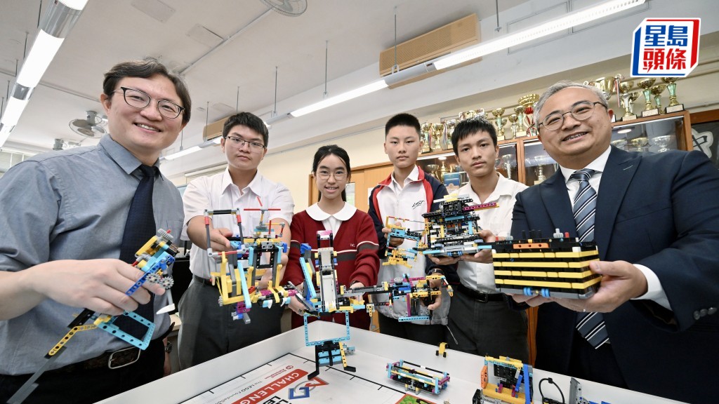 鳳溪廖萬石堂中學校長朱國輝（右一）希望能營造「讓同學覺得自己了不起」的學習氛圍。劉駿軒攝