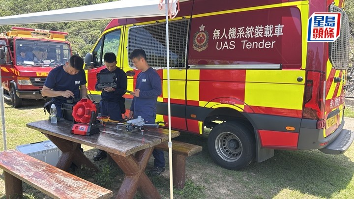 消防人員在大嶼山狗嶺涌出動無人機協助搜索。蔡楚輝攝