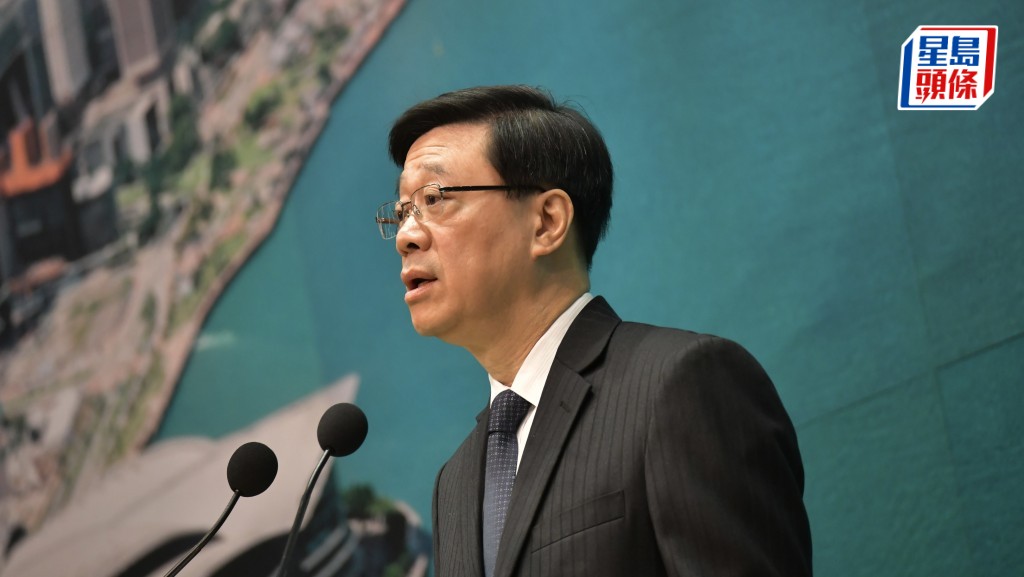 行政長官李家超行會前見記者。陳極彰攝