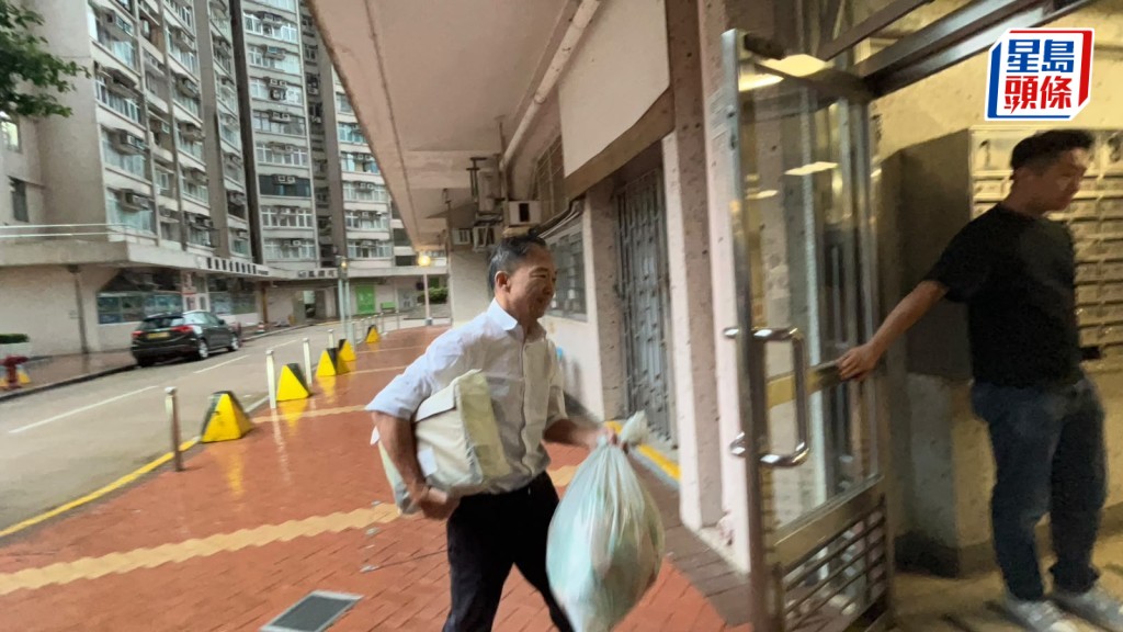 胡志伟刑满出狱　清晨由警方私家车接载返家。蔡楚辉摄