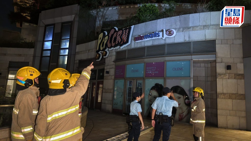 將軍澳天晉一期商場平台花槽起火 消防將火救熄。黎志偉攝
