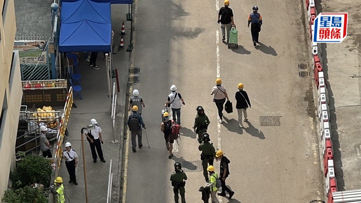 政府第三日安排宏新阁居民上楼执拾个人物品。刘汉权摄
