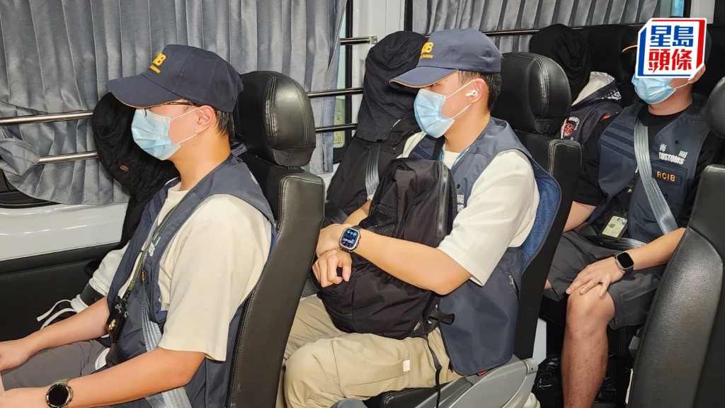 海关机场酒店外检近11万支私烟拘3男 两旅客涉日本带货入境 货车司机同被捕。黎志伟摄