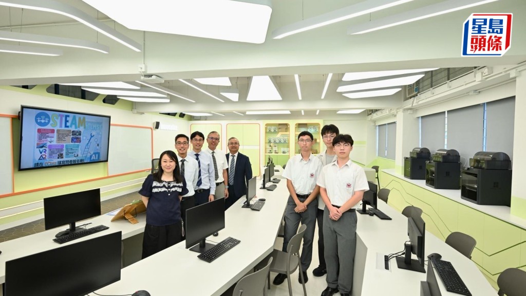 鳳溪廖萬石堂中學校長朱國輝（左五）表示，學校以「STEAM For All」與「STEAM For Elite」作為STEAM學習的發展方向。劉駿軒攝