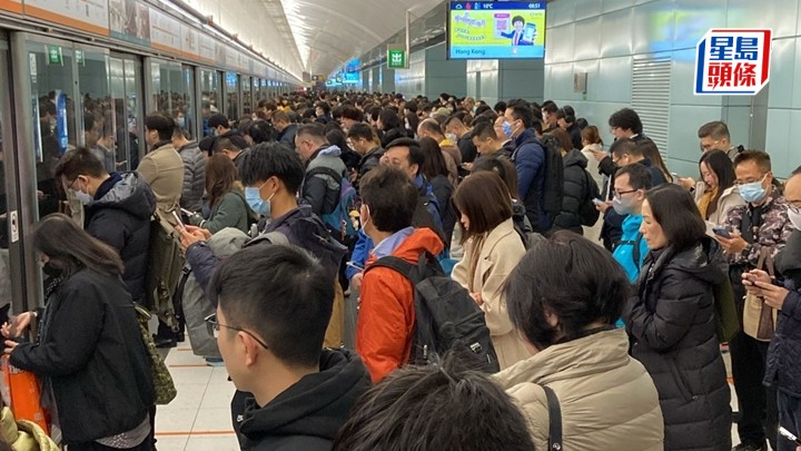 機場快綫服務受阻,青衣咅月台迫爆乘客。讀者提供圖片