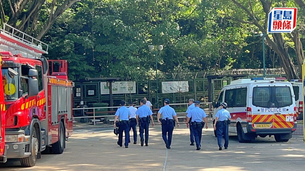 警員及消防登山搜索事主。楊偉亨攝